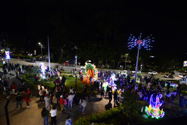 Alumbrados el Peñol
Alumbrados el Peñol.
Fecha: Noviembre 28 2021.
El pasado 28 de noviembre, en compañía de toda la comunidad de El Peñol, se encendieron las luces de navidad en ese municipio del oriente de Antioquia. Estos alumbrados hacen parte del premio Cuidamundos, otorgado por EPM a esta comunidad.
Para descargar esta fotografía en alta resolución, haga clic sobre la imagen hasta que la misma se despliegue en la pantalla completa; luego dé clic derecho y elija la opción "guardar imagen como".
En caso de publicación por cualquier medio, solicitamos acompañarla del crédito: "Foto EPM"
Palabras clave: Alumbrados Peñol