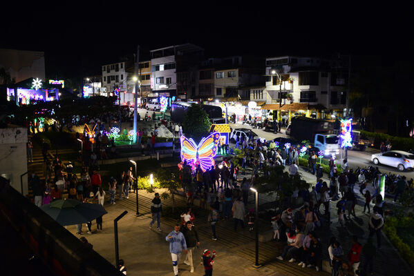 Alumbrados el Peñol
Alumbrados el Peñol.
Fecha: Noviembre 28 2021.
El pasado 28 de noviembre, en compañía de toda la comunidad de El Peñol, se encendieron las luces de navidad en ese municipio del oriente de Antioquia. Estos alumbrados hacen parte del premio Cuidamundos, otorgado por EPM a esta comunidad.
Para descargar esta fotografía en alta resolución, haga clic sobre la imagen hasta que la misma se despliegue en la pantalla completa; luego dé clic derecho y elija la opción "guardar imagen como".
En caso de publicación por cualquier medio, solicitamos acompañarla del crédito: "Foto EPM"
Palabras clave: Alumbrados Peñol