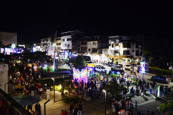 Alumbrados el Peñol
Alumbrados el Peñol.
Fecha: Noviembre 28 2021.
El pasado 28 de noviembre, en compañía de toda la comunidad de El Peñol, se encendieron las luces de navidad en ese municipio del oriente de Antioquia. Estos alumbrados hacen parte del premio Cuidamundos, otorgado por EPM a esta comunidad.
Para descargar esta fotografía en alta resolución, haga clic sobre la imagen hasta que la misma se despliegue en la pantalla completa; luego dé clic derecho y elija la opción "guardar imagen como".
En caso de publicación por cualquier medio, solicitamos acompañarla del crédito: "Foto EPM"
Palabras clave: Alumbrados Peñol