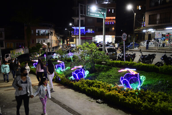 Alumbrados el Peñol
Alumbrados el Peñol.
Fecha: Noviembre 28 2021.
El pasado 28 de noviembre, en compañía de toda la comunidad de El Peñol, se encendieron las luces de navidad en ese municipio del oriente de Antioquia. Estos alumbrados hacen parte del premio Cuidamundos, otorgado por EPM a esta comunidad.
Para descargar esta fotografía en alta resolución, haga clic sobre la imagen hasta que la misma se despliegue en la pantalla completa; luego dé clic derecho y elija la opción "guardar imagen como".
En caso de publicación por cualquier medio, solicitamos acompañarla del crédito: "Foto EPM"
Palabras clave: Alumbrados Peñol