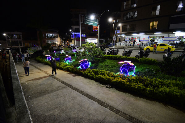 Alumbrados el Peñol
Alumbrados el Peñol.
Fecha: Noviembre 28 2021.
El pasado 28 de noviembre, en compañía de toda la comunidad de El Peñol, se encendieron las luces de navidad en ese municipio del oriente de Antioquia. Estos alumbrados hacen parte del premio Cuidamundos, otorgado por EPM a esta comunidad.
Para descargar esta fotografía en alta resolución, haga clic sobre la imagen hasta que la misma se despliegue en la pantalla completa; luego dé clic derecho y elija la opción "guardar imagen como".
En caso de publicación por cualquier medio, solicitamos acompañarla del crédito: "Foto EPM"
Palabras clave: Alumbrados Peñol