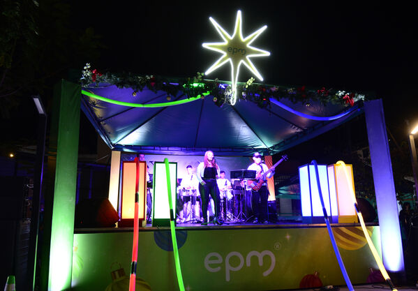 Alumbrados el Peñol
Alumbrados el Peñol.
Fecha: Noviembre 28 2021.
El pasado 28 de noviembre, en compañía de toda la comunidad de El Peñol, se encendieron las luces de navidad en ese municipio del oriente de Antioquia. Estos alumbrados hacen parte del premio Cuidamundos, otorgado por EPM a esta comunidad.
Para descargar esta fotografía en alta resolución, haga clic sobre la imagen hasta que la misma se despliegue en la pantalla completa; luego dé clic derecho y elija la opción "guardar imagen como".
En caso de publicación por cualquier medio, solicitamos acompañarla del crédito: "Foto EPM"
Palabras clave: Alumbrados Peñol
