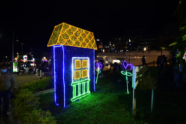 Alumbrados el Peñol
Alumbrados el Peñol.
Fecha: Noviembre 28 2021.
El pasado 28 de noviembre, en compañía de toda la comunidad de El Peñol, se encendieron las luces de navidad en ese municipio del oriente de Antioquia. Estos alumbrados hacen parte del premio Cuidamundos, otorgado por EPM a esta comunidad.
Para descargar esta fotografía en alta resolución, haga clic sobre la imagen hasta que la misma se despliegue en la pantalla completa; luego dé clic derecho y elija la opción "guardar imagen como".
En caso de publicación por cualquier medio, solicitamos acompañarla del crédito: "Foto EPM"
Palabras clave: Alumbrados Peñol