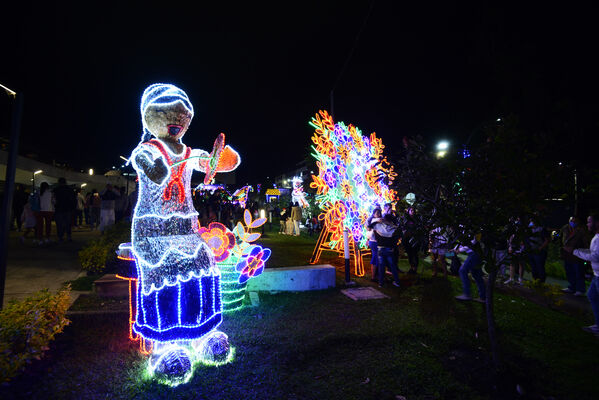 Alumbrados el Peñol
Alumbrados el Peñol.
Fecha: Noviembre 28 2021.
El pasado 28 de noviembre, en compañía de toda la comunidad de El Peñol, se encendieron las luces de navidad en ese municipio del oriente de Antioquia. Estos alumbrados hacen parte del premio Cuidamundos, otorgado por EPM a esta comunidad.
Para descargar esta fotografía en alta resolución, haga clic sobre la imagen hasta que la misma se despliegue en la pantalla completa; luego dé clic derecho y elija la opción "guardar imagen como".
En caso de publicación por cualquier medio, solicitamos acompañarla del crédito: "Foto EPM"
Palabras clave: Alumbrados Peñol