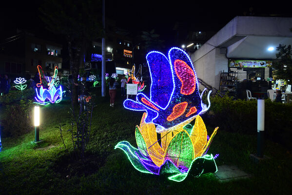 Alumbrados el Peñol
Alumbrados el Peñol.
Fecha: Noviembre 28 2021.
El pasado 28 de noviembre, en compañía de toda la comunidad de El Peñol, se encendieron las luces de navidad en ese municipio del oriente de Antioquia. Estos alumbrados hacen parte del premio Cuidamundos, otorgado por EPM a esta comunidad.
Para descargar esta fotografía en alta resolución, haga clic sobre la imagen hasta que la misma se despliegue en la pantalla completa; luego dé clic derecho y elija la opción "guardar imagen como".
En caso de publicación por cualquier medio, solicitamos acompañarla del crédito: "Foto EPM"
Palabras clave: Alumbrados Peñol