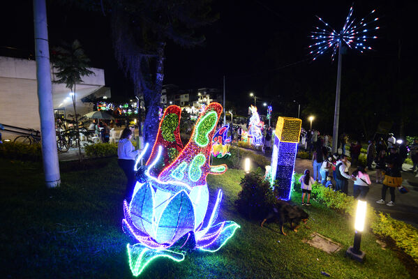 Alumbrados el Peñol
Alumbrados el Peñol.
Fecha: Noviembre 28 2021.
El pasado 28 de noviembre, en compañía de toda la comunidad de El Peñol, se encendieron las luces de navidad en ese municipio del oriente de Antioquia. Estos alumbrados hacen parte del premio Cuidamundos, otorgado por EPM a esta comunidad.
Para descargar esta fotografía en alta resolución, haga clic sobre la imagen hasta que la misma se despliegue en la pantalla completa; luego dé clic derecho y elija la opción "guardar imagen como".
En caso de publicación por cualquier medio, solicitamos acompañarla del crédito: "Foto EPM"
Palabras clave: Alumbrados Peñol