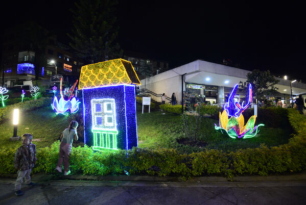 Alumbrados el Peñol
Alumbrados el Peñol.
Fecha: Noviembre 28 2021.
El pasado 28 de noviembre, en compañía de toda la comunidad de El Peñol, se encendieron las luces de navidad en ese municipio del oriente de Antioquia. Estos alumbrados hacen parte del premio Cuidamundos, otorgado por EPM a esta comunidad.
Para descargar esta fotografía en alta resolución, haga clic sobre la imagen hasta que la misma se despliegue en la pantalla completa; luego dé clic derecho y elija la opción "guardar imagen como".
En caso de publicación por cualquier medio, solicitamos acompañarla del crédito: "Foto EPM"
Palabras clave: Alumbrados Peñol