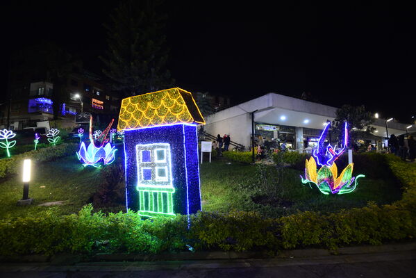 Alumbrados el Peñol
Alumbrados el Peñol.
Fecha: Noviembre 28 2021.
El pasado 28 de noviembre, en compañía de toda la comunidad de El Peñol, se encendieron las luces de navidad en ese municipio del oriente de Antioquia. Estos alumbrados hacen parte del premio Cuidamundos, otorgado por EPM a esta comunidad.
Para descargar esta fotografía en alta resolución, haga clic sobre la imagen hasta que la misma se despliegue en la pantalla completa; luego dé clic derecho y elija la opción "guardar imagen como".
En caso de publicación por cualquier medio, solicitamos acompañarla del crédito: "Foto EPM"
Palabras clave: Alumbrados Peñol