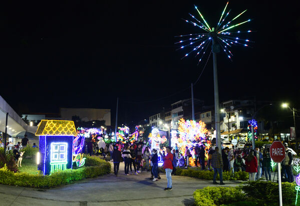 Alumbrados el Peñol
Alumbrados el Peñol.
Fecha: Noviembre 28 2021.
El pasado 28 de noviembre, en compañía de toda la comunidad de El Peñol, se encendieron las luces de navidad en ese municipio del oriente de Antioquia. Estos alumbrados hacen parte del premio Cuidamundos, otorgado por EPM a esta comunidad.
Para descargar esta fotografía en alta resolución, haga clic sobre la imagen hasta que la misma se despliegue en la pantalla completa; luego dé clic derecho y elija la opción "guardar imagen como".
En caso de publicación por cualquier medio, solicitamos acompañarla del crédito: "Foto EPM"
Palabras clave: Alumbrados Peñol