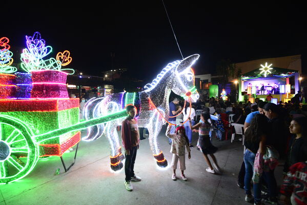 Alumbrados el Peñol
Alumbrados el Peñol.
Fecha: Noviembre 28 2021.
El pasado 28 de noviembre, en compañía de toda la comunidad de El Peñol, se encendieron las luces de navidad en ese municipio del oriente de Antioquia. Estos alumbrados hacen parte del premio Cuidamundos, otorgado por EPM a esta comunidad.
Para descargar esta fotografía en alta resolución, haga clic sobre la imagen hasta que la misma se despliegue en la pantalla completa; luego dé clic derecho y elija la opción "guardar imagen como".
En caso de publicación por cualquier medio, solicitamos acompañarla del crédito: "Foto EPM"
Palabras clave: Alumbrados Peñol