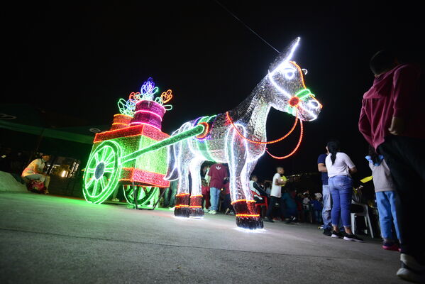 Alumbrados el Peñol
Alumbrados el Peñol.
Fecha: Noviembre 28 2021.
El pasado 28 de noviembre, en compañía de toda la comunidad de El Peñol, se encendieron las luces de navidad en ese municipio del oriente de Antioquia. Estos alumbrados hacen parte del premio Cuidamundos, otorgado por EPM a esta comunidad.
Para descargar esta fotografía en alta resolución, haga clic sobre la imagen hasta que la misma se despliegue en la pantalla completa; luego dé clic derecho y elija la opción "guardar imagen como".
En caso de publicación por cualquier medio, solicitamos acompañarla del crédito: "Foto EPM"
Palabras clave: Alumbrados Peñol