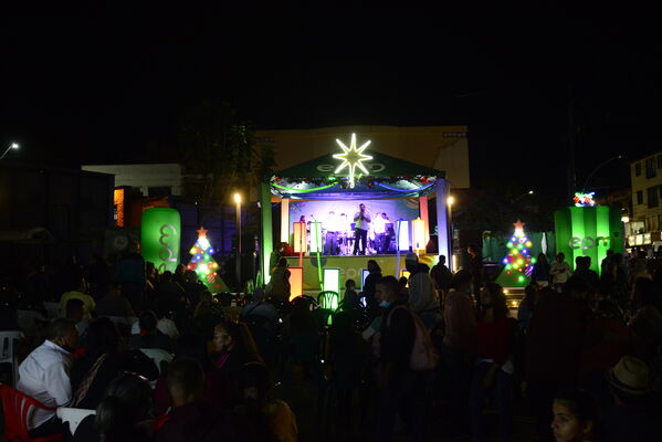 Alumbrados el Peñol
Alumbrados el Peñol.
Fecha: Noviembre 28 2021.
El pasado 28 de noviembre, en compañía de toda la comunidad de El Peñol, se encendieron las luces de navidad en ese municipio del oriente de Antioquia. Estos alumbrados hacen parte del premio Cuidamundos, otorgado por EPM a esta comunidad.
Para descargar esta fotografía en alta resolución, haga clic sobre la imagen hasta que la misma se despliegue en la pantalla completa; luego dé clic derecho y elija la opción "guardar imagen como".
En caso de publicación por cualquier medio, solicitamos acompañarla del crédito: "Foto EPM"
Palabras clave: Alumbrados Peñol