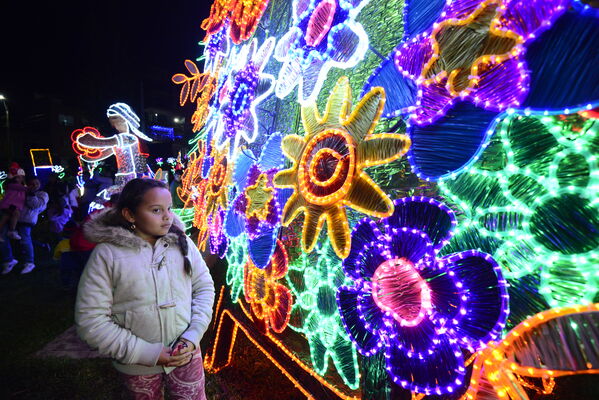 Alumbrados el Peñol
Alumbrados el Peñol.
Fecha: Noviembre 28 2021.
El pasado 28 de noviembre, en compañía de toda la comunidad de El Peñol, se encendieron las luces de navidad en ese municipio del oriente de Antioquia. Estos alumbrados hacen parte del premio Cuidamundos, otorgado por EPM a esta comunidad.
Para descargar esta fotografía en alta resolución, haga clic sobre la imagen hasta que la misma se despliegue en la pantalla completa; luego dé clic derecho y elija la opción "guardar imagen como".
En caso de publicación por cualquier medio, solicitamos acompañarla del crédito: "Foto EPM"
Palabras clave: Alumbrados Peñol