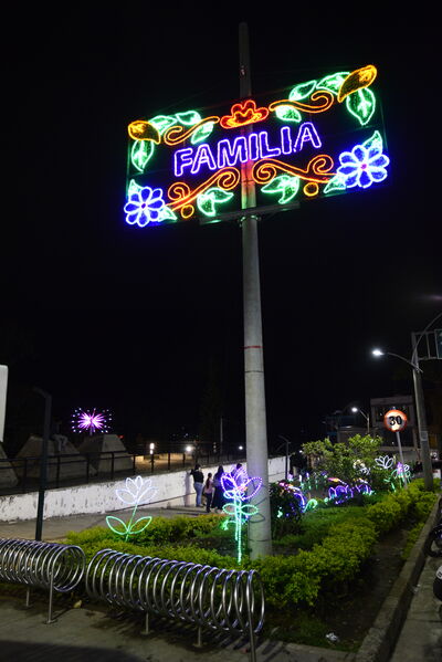 Alumbrados el Peñol
Alumbrados el Peñol.
Fecha: Noviembre 28 2021.
El pasado 28 de noviembre, en compañía de toda la comunidad de El Peñol, se encendieron las luces de navidad en ese municipio del oriente de Antioquia. Estos alumbrados hacen parte del premio Cuidamundos, otorgado por EPM a esta comunidad.
Para descargar esta fotografía en alta resolución, haga clic sobre la imagen hasta que la misma se despliegue en la pantalla completa; luego dé clic derecho y elija la opción "guardar imagen como".
En caso de publicación por cualquier medio, solicitamos acompañarla del crédito: "Foto EPM"
Palabras clave: Alumbrados Peñol