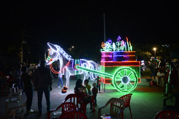 Alumbrados el Peñol
Alumbrados el Peñol.
Fecha: Noviembre 28 2021.
El pasado 28 de noviembre, en compañía de toda la comunidad de El Peñol, se encendieron las luces de navidad en ese municipio del oriente de Antioquia. Estos alumbrados hacen parte del premio Cuidamundos, otorgado por EPM a esta comunidad.
Para descargar esta fotografía en alta resolución, haga clic sobre la imagen hasta que la misma se despliegue en la pantalla completa; luego dé clic derecho y elija la opción "guardar imagen como".
En caso de publicación por cualquier medio, solicitamos acompañarla del crédito: "Foto EPM"
Palabras clave: Alumbrados Peñol