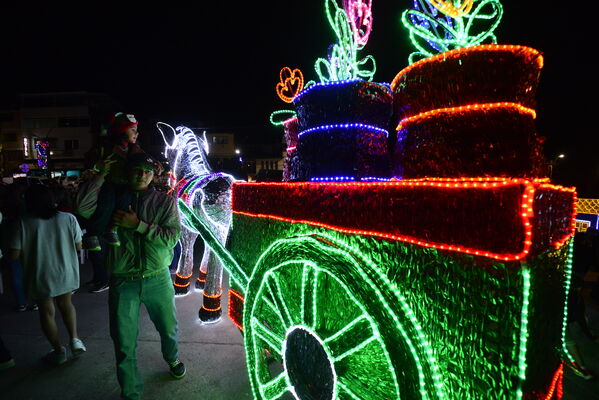 Alumbrados el Peñol
Alumbrados el Peñol.
Fecha: Noviembre 28 2021.
El pasado 28 de noviembre, en compañía de toda la comunidad de El Peñol, se encendieron las luces de navidad en ese municipio del oriente de Antioquia. Estos alumbrados hacen parte del premio Cuidamundos, otorgado por EPM a esta comunidad.
Para descargar esta fotografía en alta resolución, haga clic sobre la imagen hasta que la misma se despliegue en la pantalla completa; luego dé clic derecho y elija la opción "guardar imagen como".
En caso de publicación por cualquier medio, solicitamos acompañarla del crédito: "Foto EPM"
Palabras clave: Alumbrados Peñol
