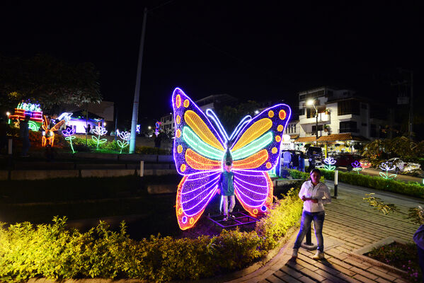 Alumbrados el Peñol
Alumbrados el Peñol.
Fecha: Noviembre 28 2021.
El pasado 28 de noviembre, en compañía de toda la comunidad de El Peñol, se encendieron las luces de navidad en ese municipio del oriente de Antioquia. Estos alumbrados hacen parte del premio Cuidamundos, otorgado por EPM a esta comunidad.
Para descargar esta fotografía en alta resolución, haga clic sobre la imagen hasta que la misma se despliegue en la pantalla completa; luego dé clic derecho y elija la opción "guardar imagen como".
En caso de publicación por cualquier medio, solicitamos acompañarla del crédito: "Foto EPM"
Palabras clave: Alumbrados Peñol