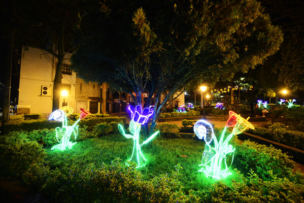 Alumbrados el Peñol
Alumbrados el Peñol.
Fecha: Noviembre 28 2021.
El pasado 28 de noviembre, en compañía de toda la comunidad de El Peñol, se encendieron las luces de navidad en ese municipio del oriente de Antioquia. Estos alumbrados hacen parte del premio Cuidamundos, otorgado por EPM a esta comunidad.
Para descargar esta fotografía en alta resolución, haga clic sobre la imagen hasta que la misma se despliegue en la pantalla completa; luego dé clic derecho y elija la opción "guardar imagen como".
En caso de publicación por cualquier medio, solicitamos acompañarla del crédito: "Foto EPM"
Palabras clave: Alumbrados Peñol