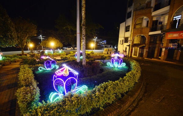 Alumbrados el Peñol
Alumbrados el Peñol.
Fecha: Noviembre 28 2021.
El pasado 28 de noviembre, en compañía de toda la comunidad de El Peñol, se encendieron las luces de navidad en ese municipio del oriente de Antioquia. Estos alumbrados hacen parte del premio Cuidamundos, otorgado por EPM a esta comunidad.
Para descargar esta fotografía en alta resolución, haga clic sobre la imagen hasta que la misma se despliegue en la pantalla completa; luego dé clic derecho y elija la opción "guardar imagen como".
En caso de publicación por cualquier medio, solicitamos acompañarla del crédito: "Foto EPM"
Palabras clave: Alumbrados Peñol