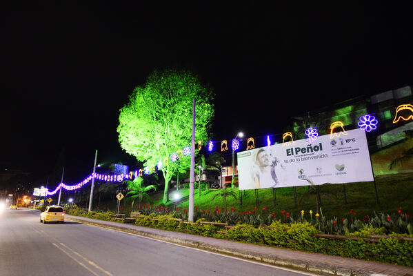 Alumbrados el Peñol
Alumbrados el Peñol.
Fecha: Noviembre 28 2021.
El pasado 28 de noviembre, en compañía de toda la comunidad de El Peñol, se encendieron las luces de navidad en ese municipio del oriente de Antioquia. Estos alumbrados hacen parte del premio Cuidamundos, otorgado por EPM a esta comunidad.
Para descargar esta fotografía en alta resolución, haga clic sobre la imagen hasta que la misma se despliegue en la pantalla completa; luego dé clic derecho y elija la opción "guardar imagen como".
En caso de publicación por cualquier medio, solicitamos acompañarla del crédito: "Foto EPM"
Palabras clave: Alumbrados Peñol