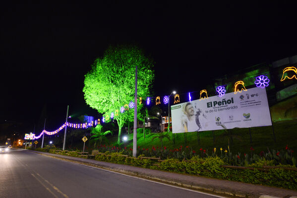 Alumbrados el Peñol
Alumbrados el Peñol.
Fecha: Noviembre 28 2021.
El pasado 28 de noviembre, en compañía de toda la comunidad de El Peñol, se encendieron las luces de navidad en ese municipio del oriente de Antioquia. Estos alumbrados hacen parte del premio Cuidamundos, otorgado por EPM a esta comunidad.
Para descargar esta fotografía en alta resolución, haga clic sobre la imagen hasta que la misma se despliegue en la pantalla completa; luego dé clic derecho y elija la opción "guardar imagen como".
En caso de publicación por cualquier medio, solicitamos acompañarla del crédito: "Foto EPM"
Palabras clave: Alumbrados Peñol