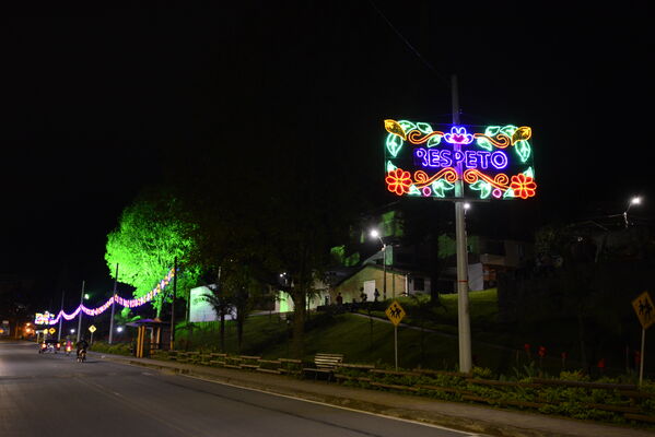 Alumbrados el Peñol
Alumbrados el Peñol.
Fecha: Noviembre 28 2021.
El pasado 28 de noviembre, en compañía de toda la comunidad de El Peñol, se encendieron las luces de navidad en ese municipio del oriente de Antioquia. Estos alumbrados hacen parte del premio Cuidamundos, otorgado por EPM a esta comunidad.
Para descargar esta fotografía en alta resolución, haga clic sobre la imagen hasta que la misma se despliegue en la pantalla completa; luego dé clic derecho y elija la opción "guardar imagen como".
En caso de publicación por cualquier medio, solicitamos acompañarla del crédito: "Foto EPM"
Palabras clave: Alumbrados Peñol