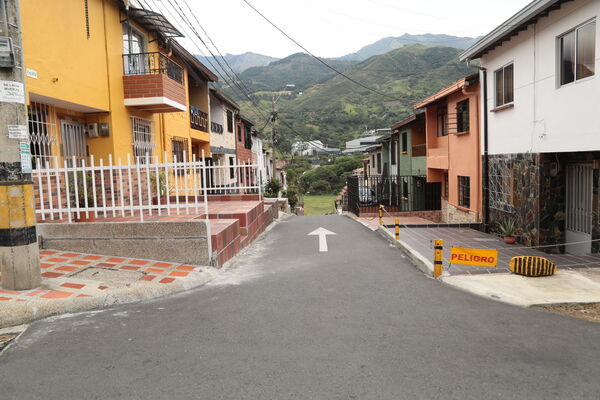 Avance Pavimentación 
Avance Pavimentación Copacabana. 
Fecha: 4 Noviembre 2020.
Para descargar esta fotografía en alta resolución, haga clic sobre la imagen hasta que la misma se despliegue en la pantalla completa; luego dé clic derecho y elija la opción "guardar imagen como". 
En caso de publicación por cualquier medio, solicitamos acompañarla del crédito: "Foto EPM"
Palabras clave: Avance Pavimentación