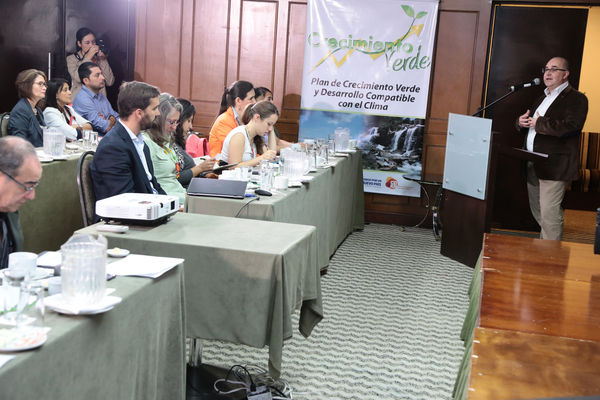 Conversatorio por el agua
Conversatorio por el agua
Fecha: Noviembre 5 de 2015. Lugar:  Hotel Las Lomas
Para descargar esta fotografía en alta resolución, haga clic sobre la imagen hasta que la misma se despliegue en la pantalla completa; luego dé clic derecho y elija la opción "guardar imagen como". 
En caso de publicación por cualquier medio, solicitamos acompañarla del crédito: "Foto EPM"
Palabras clave: Conversatorio agua