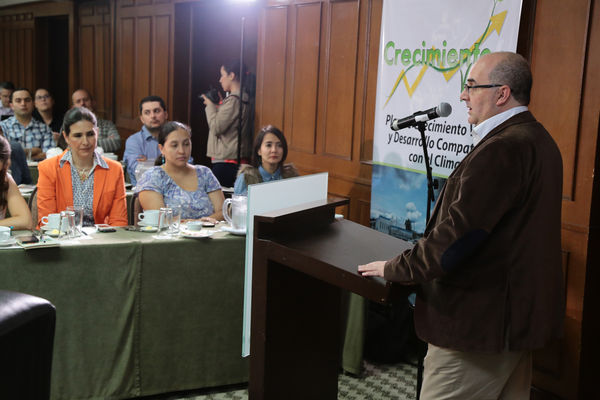 Conversatorio por el agua
Conversatorio por el agua
Fecha: Noviembre 5 de 2015. Lugar:  Hotel Las Lomas
Para descargar esta fotografía en alta resolución, haga clic sobre la imagen hasta que la misma se despliegue en la pantalla completa; luego dé clic derecho y elija la opción "guardar imagen como". 
En caso de publicación por cualquier medio, solicitamos acompañarla del crédito: "Foto EPM"
Palabras clave: Conversatorio agua
