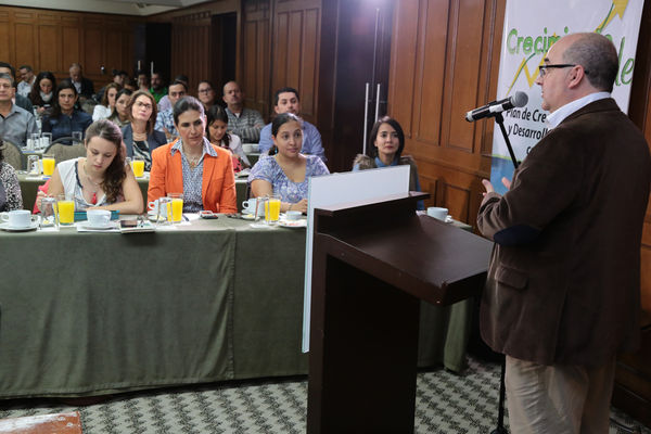 Conversatorio por el agua
Conversatorio por el agua
Fecha: Noviembre 5 de 2015. Lugar:  Hotel Las Lomas
Para descargar esta fotografía en alta resolución, haga clic sobre la imagen hasta que la misma se despliegue en la pantalla completa; luego dé clic derecho y elija la opción "guardar imagen como". 
En caso de publicación por cualquier medio, solicitamos acompañarla del crédito: "Foto EPM"
Palabras clave: Conversatorio agua