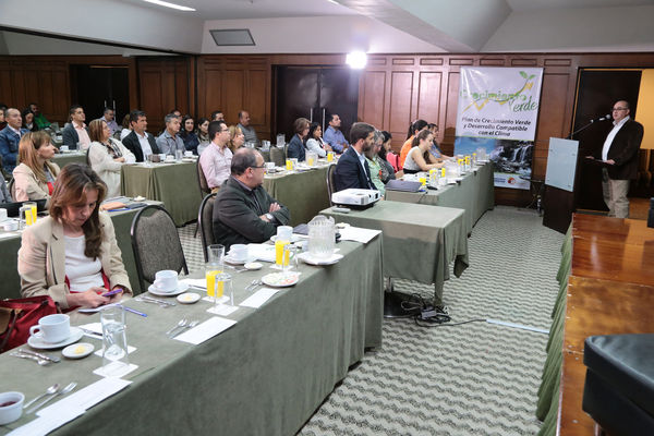 Conversatorio por el agua
Conversatorio por el agua
Fecha: Noviembre 5 de 2015. Lugar:  Hotel Las Lomas
Para descargar esta fotografía en alta resolución, haga clic sobre la imagen hasta que la misma se despliegue en la pantalla completa; luego dé clic derecho y elija la opción "guardar imagen como". 
En caso de publicación por cualquier medio, solicitamos acompañarla del crédito: "Foto EPM"
Palabras clave: Conversatorio agua