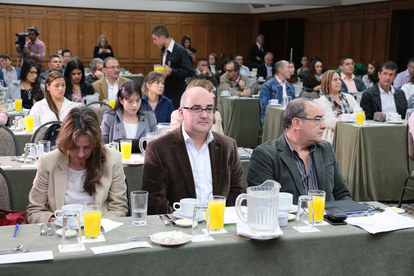 Conversatorio por el agua
Conversatorio por el agua
Fecha: Noviembre 5 de 2015. Lugar:  Hotel Las Lomas
Para descargar esta fotografía en alta resolución, haga clic sobre la imagen hasta que la misma se despliegue en la pantalla completa; luego dé clic derecho y elija la opción "guardar imagen como". 
En caso de publicación por cualquier medio, solicitamos acompañarla del crédito: "Foto EPM"
Palabras clave: Conversatorio agua