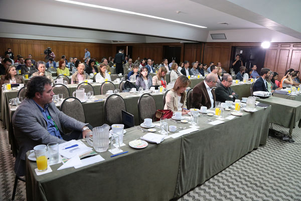 Conversatorio por el agua
Conversatorio por el agua
Fecha: Noviembre 5 de 2015. Lugar:  Hotel Las Lomas
Para descargar esta fotografía en alta resolución, haga clic sobre la imagen hasta que la misma se despliegue en la pantalla completa; luego dé clic derecho y elija la opción "guardar imagen como". 
En caso de publicación por cualquier medio, solicitamos acompañarla del crédito: "Foto EPM"
Palabras clave: Conversatorio agua