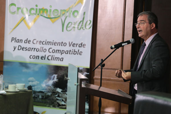 Conversatorio por el agua
Conversatorio por el agua
Fecha: Noviembre 5 de 2015. Lugar:  Hotel Las Lomas
Para descargar esta fotografía en alta resolución, haga clic sobre la imagen hasta que la misma se despliegue en la pantalla completa; luego dé clic derecho y elija la opción "guardar imagen como". 
En caso de publicación por cualquier medio, solicitamos acompañarla del crédito: "Foto EPM"
Palabras clave: Conversatorio agua