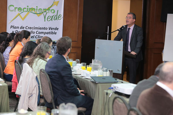 Conversatorio por el agua
Conversatorio por el agua
Fecha: Noviembre 5 de 2015. Lugar:  Hotel Las Lomas
Para descargar esta fotografía en alta resolución, haga clic sobre la imagen hasta que la misma se despliegue en la pantalla completa; luego dé clic derecho y elija la opción "guardar imagen como". 
En caso de publicación por cualquier medio, solicitamos acompañarla del crédito: "Foto EPM"
Palabras clave: Conversatorio agua