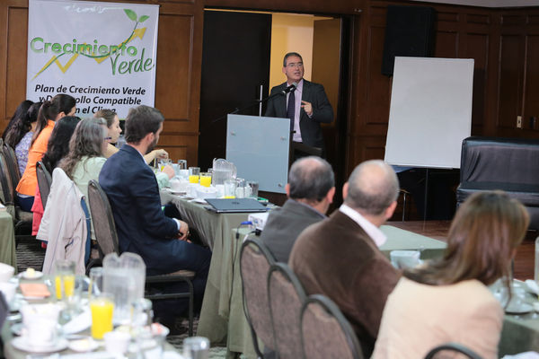 Conversatorio por el agua
Conversatorio por el agua
Fecha: Noviembre 5 de 2015. Lugar:  Hotel Las Lomas
Para descargar esta fotografía en alta resolución, haga clic sobre la imagen hasta que la misma se despliegue en la pantalla completa; luego dé clic derecho y elija la opción "guardar imagen como". 
En caso de publicación por cualquier medio, solicitamos acompañarla del crédito: "Foto EPM"
Palabras clave: Conversatorio agua