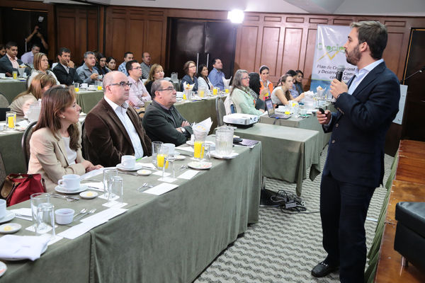 Conversatorio por el agua
Conversatorio por el agua
Fecha: Noviembre 5 de 2015. Lugar:  Hotel Las Lomas
Para descargar esta fotografía en alta resolución, haga clic sobre la imagen hasta que la misma se despliegue en la pantalla completa; luego dé clic derecho y elija la opción "guardar imagen como". 
En caso de publicación por cualquier medio, solicitamos acompañarla del crédito: "Foto EPM"
Palabras clave: Conversatorio agua