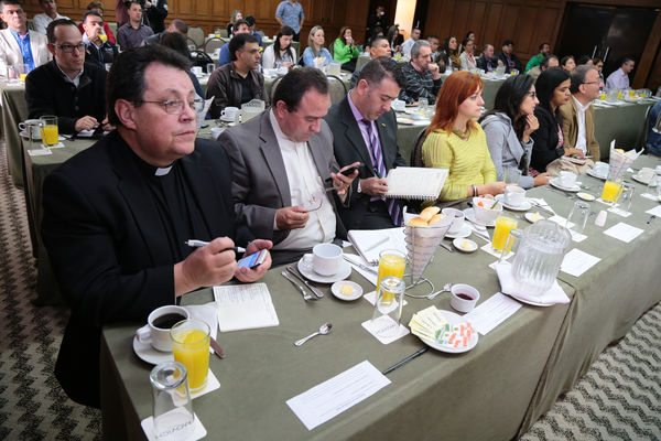 Conversatorio por el agua
Conversatorio por el agua
Fecha: Noviembre 5 de 2015. Lugar:  Hotel Las Lomas
Para descargar esta fotografía en alta resolución, haga clic sobre la imagen hasta que la misma se despliegue en la pantalla completa; luego dé clic derecho y elija la opción "guardar imagen como". 
En caso de publicación por cualquier medio, solicitamos acompañarla del crédito: "Foto EPM"
Palabras clave: Conversatorio agua