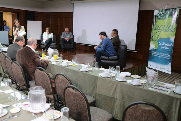 Conversatorio por el agua
Conversatorio por el agua
Fecha: Noviembre 5 de 2015. Lugar:  Hotel Las Lomas
Para descargar esta fotografía en alta resolución, haga clic sobre la imagen hasta que la misma se despliegue en la pantalla completa; luego dé clic derecho y elija la opción "guardar imagen como". 
En caso de publicación por cualquier medio, solicitamos acompañarla del crédito: "Foto EPM"
Palabras clave: Conversatorio agua