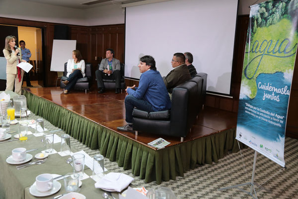 Conversatorio por el agua
Conversatorio por el agua
Fecha: Noviembre 5 de 2015. Lugar:  Hotel Las Lomas
Para descargar esta fotografía en alta resolución, haga clic sobre la imagen hasta que la misma se despliegue en la pantalla completa; luego dé clic derecho y elija la opción "guardar imagen como". 
En caso de publicación por cualquier medio, solicitamos acompañarla del crédito: "Foto EPM"
Palabras clave: Conversatorio agua
