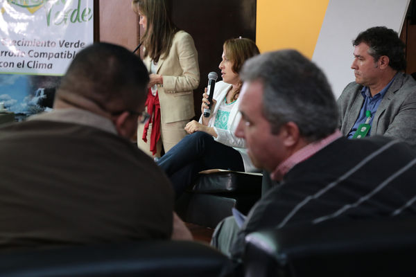 Conversatorio por el agua
Conversatorio por el agua
Fecha: Noviembre 5 de 2015. Lugar:  Hotel Las Lomas
Para descargar esta fotografía en alta resolución, haga clic sobre la imagen hasta que la misma se despliegue en la pantalla completa; luego dé clic derecho y elija la opción "guardar imagen como". 
En caso de publicación por cualquier medio, solicitamos acompañarla del crédito: "Foto EPM"
Palabras clave: Conversatorio agua