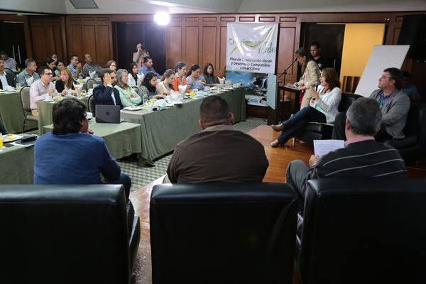 Conversatorio por el agua
Conversatorio por el agua
Fecha: Noviembre 5 de 2015. Lugar:  Hotel Las Lomas
Para descargar esta fotografía en alta resolución, haga clic sobre la imagen hasta que la misma se despliegue en la pantalla completa; luego dé clic derecho y elija la opción "guardar imagen como". 
En caso de publicación por cualquier medio, solicitamos acompañarla del crédito: "Foto EPM"
Palabras clave: Conversatorio agua