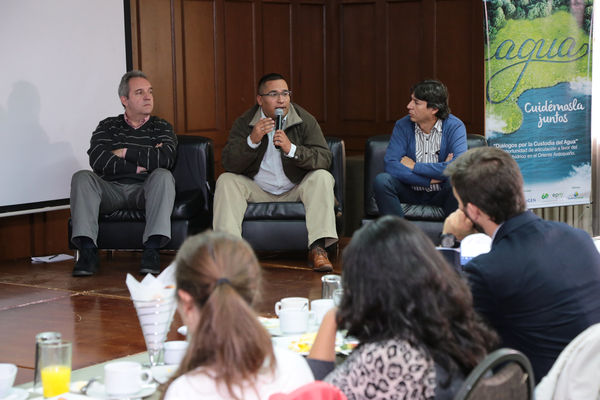 Conversatorio por el agua
Conversatorio por el agua
Fecha: Noviembre 5 de 2015. Lugar:  Hotel Las Lomas
Para descargar esta fotografía en alta resolución, haga clic sobre la imagen hasta que la misma se despliegue en la pantalla completa; luego dé clic derecho y elija la opción "guardar imagen como". 
En caso de publicación por cualquier medio, solicitamos acompañarla del crédito: "Foto EPM"
Palabras clave: Conversatorio agua