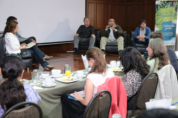 Conversatorio por el agua
Conversatorio por el agua
Fecha: Noviembre 5 de 2015. Lugar:  Hotel Las Lomas
Para descargar esta fotografía en alta resolución, haga clic sobre la imagen hasta que la misma se despliegue en la pantalla completa; luego dé clic derecho y elija la opción "guardar imagen como". 
En caso de publicación por cualquier medio, solicitamos acompañarla del crédito: "Foto EPM"
Palabras clave: Conversatorio agua