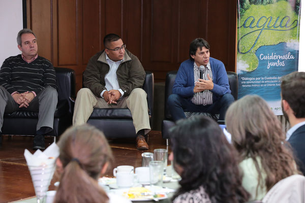 Conversatorio por el agua
Conversatorio por el agua
Fecha: Noviembre 5 de 2015. Lugar:  Hotel Las Lomas
Para descargar esta fotografía en alta resolución, haga clic sobre la imagen hasta que la misma se despliegue en la pantalla completa; luego dé clic derecho y elija la opción "guardar imagen como". 
En caso de publicación por cualquier medio, solicitamos acompañarla del crédito: "Foto EPM"
Palabras clave: Conversatorio agua