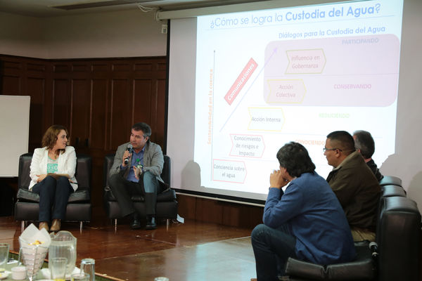 Conversatorio por el agua
Conversatorio por el agua
Fecha: Noviembre 5 de 2015. Lugar:  Hotel Las Lomas
Para descargar esta fotografía en alta resolución, haga clic sobre la imagen hasta que la misma se despliegue en la pantalla completa; luego dé clic derecho y elija la opción "guardar imagen como". 
En caso de publicación por cualquier medio, solicitamos acompañarla del crédito: "Foto EPM"
Palabras clave: Conversatorio agua