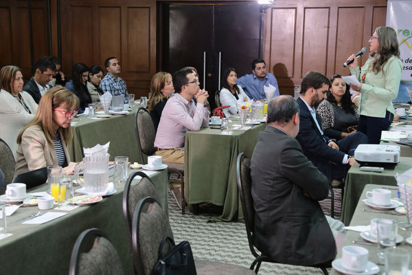 Conversatorio por el agua
Conversatorio por el agua
Fecha: Noviembre 5 de 2015. Lugar:  Hotel Las Lomas
Para descargar esta fotografía en alta resolución, haga clic sobre la imagen hasta que la misma se despliegue en la pantalla completa; luego dé clic derecho y elija la opción "guardar imagen como". 
En caso de publicación por cualquier medio, solicitamos acompañarla del crédito: "Foto EPM"
Palabras clave: Conversatorio agua