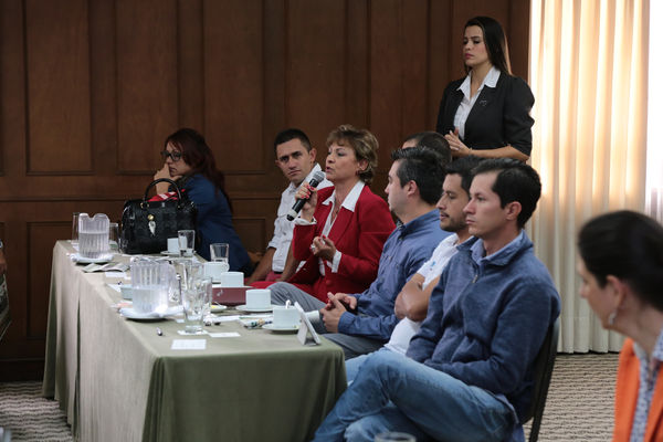 Conversatorio por el agua
Conversatorio por el agua
Fecha: Noviembre 5 de 2015. Lugar:  Hotel Las Lomas
Para descargar esta fotografía en alta resolución, haga clic sobre la imagen hasta que la misma se despliegue en la pantalla completa; luego dé clic derecho y elija la opción "guardar imagen como". 
En caso de publicación por cualquier medio, solicitamos acompañarla del crédito: "Foto EPM"
Palabras clave: Conversatorio agua