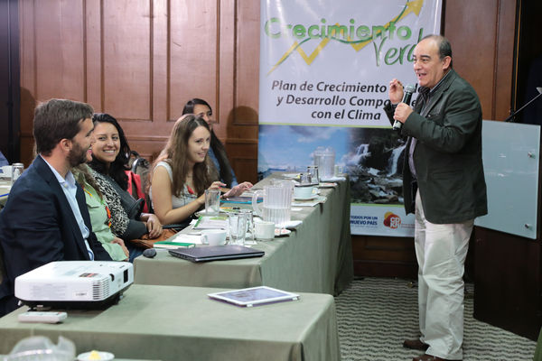 Conversatorio por el agua
Conversatorio por el agua
Fecha: Noviembre 5 de 2015. Lugar:  Hotel Las Lomas
Para descargar esta fotografía en alta resolución, haga clic sobre la imagen hasta que la misma se despliegue en la pantalla completa; luego dé clic derecho y elija la opción "guardar imagen como". 
En caso de publicación por cualquier medio, solicitamos acompañarla del crédito: "Foto EPM"
Palabras clave: Conversatorio agua