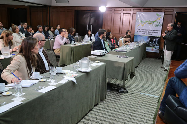 Conversatorio por el agua
Conversatorio por el agua
Fecha: Noviembre 5 de 2015. Lugar:  Hotel Las Lomas
Para descargar esta fotografía en alta resolución, haga clic sobre la imagen hasta que la misma se despliegue en la pantalla completa; luego dé clic derecho y elija la opción "guardar imagen como". 
En caso de publicación por cualquier medio, solicitamos acompañarla del crédito: "Foto EPM"

Palabras clave: Conversatorio agua